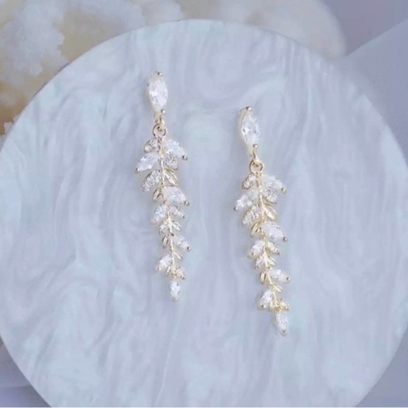 Charming & Exquisite 18k Gold Leaf Tassel Earrings - Picture 2 of 6